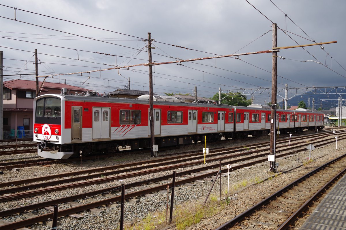 kurume_next's tweet photo. 富士急のマッターホルン号の横の新カラーリング、富士登山電車の1205Fがマッターホルン号時代のドアが白い塗り分けに戻したのね。 https://t.co/cEj1HOhClz
