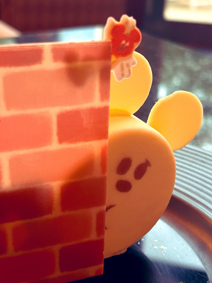 to_mo_2022's tweet photo. 先日の👻🍰✨

まさか私の指が新規枠で勝ち取るなんて！
3ヶ月前に頑張った私の指☝️を褒めてあげたい👏

チョコレートの壁に浮かび上がる影がミッキーで可愛かった💕👻ちゃんの横に添えてあったブラウニーも美味しかったです✨

この後にも予定があって滞在時間が短かすぎたけど…束の間の休息満喫🍀 https://t.co/xsXtrY6zMH