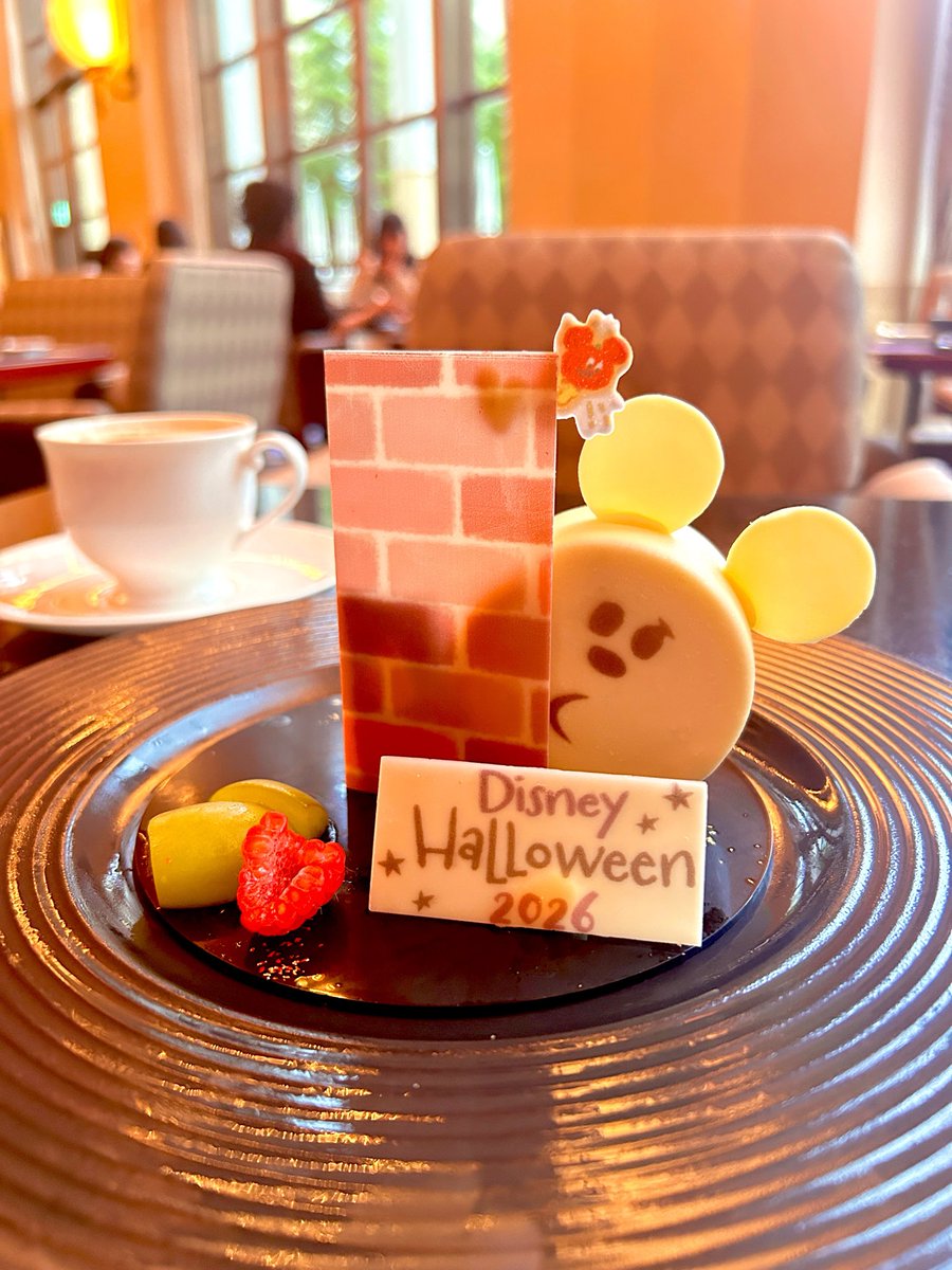 to_mo_2022's tweet photo. 先日の👻🍰✨

まさか私の指が新規枠で勝ち取るなんて！
3ヶ月前に頑張った私の指☝️を褒めてあげたい👏

チョコレートの壁に浮かび上がる影がミッキーで可愛かった💕👻ちゃんの横に添えてあったブラウニーも美味しかったです✨

この後にも予定があって滞在時間が短かすぎたけど…束の間の休息満喫🍀 https://t.co/xsXtrY6zMH