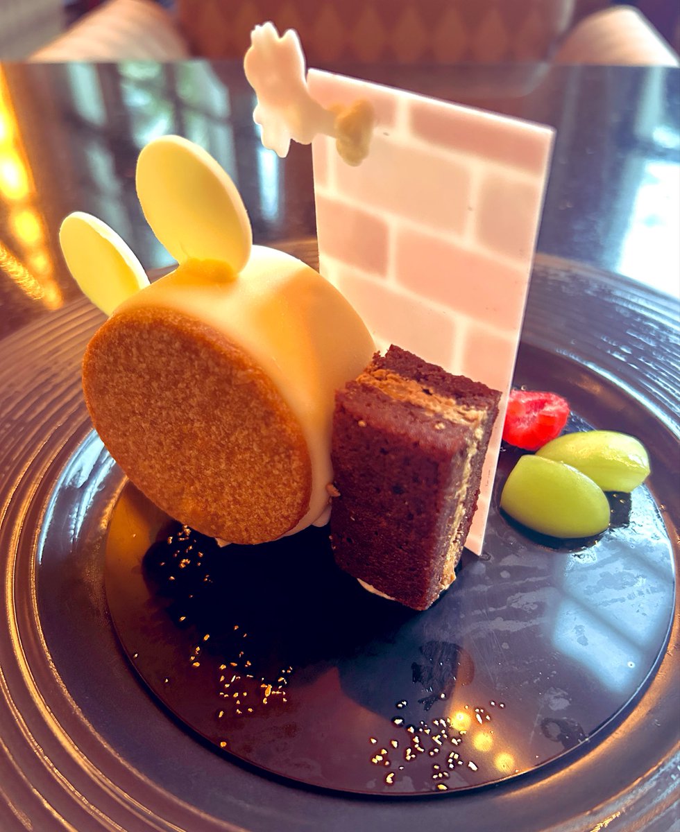 to_mo_2022's tweet photo. 先日の👻🍰✨

まさか私の指が新規枠で勝ち取るなんて！
3ヶ月前に頑張った私の指☝️を褒めてあげたい👏

チョコレートの壁に浮かび上がる影がミッキーで可愛かった💕👻ちゃんの横に添えてあったブラウニーも美味しかったです✨

この後にも予定があって滞在時間が短かすぎたけど…束の間の休息満喫🍀 https://t.co/xsXtrY6zMH