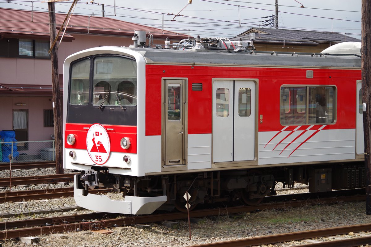 kurume_next's tweet photo. 富士急のマッターホルン号の横の新カラーリング、富士登山電車の1205Fがマッターホルン号時代のドアが白い塗り分けに戻したのね。 https://t.co/cEj1HOhClz
