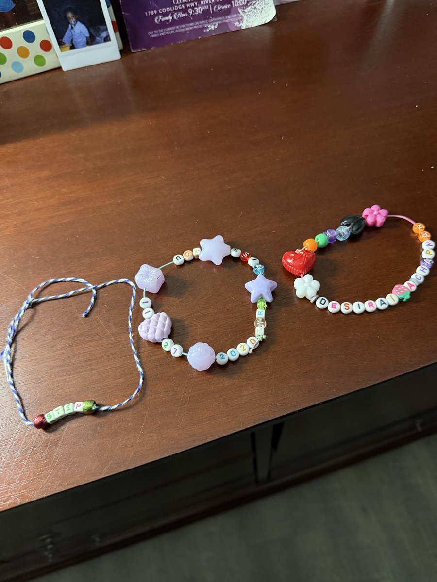 desirai34's tweet photo. I make homemade cards and I make home made shirts and homemade bracelets.๐๐ happy Thursday hope everyone enjoy their day today.๐๐๐ #Artis #homemade #homemadebracelets #Thursday #Bless #homemadeshirts #love #Design #Goodday #madebyme #September24th #dreams https://t.co/XpOWqIguPv