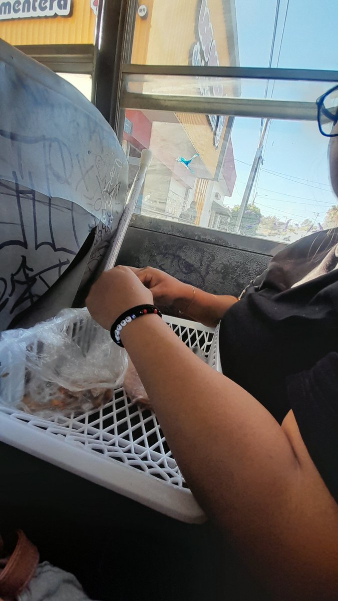 rebecaget's tweet photo. La vida es tan bonita si se agradece por cada pequeña cosa que nos sucede.

Hace un año comiendo alitas en el camión después de hacer nuestro primer super/ Un año después comiendo alitas en nuestro carro después de hacer compras solo por "gusto". https://t.co/s2pRM1myT3