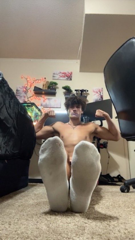 MBarrettfindom's tweet photo. Do my subs prefer these feet with socks or bare? They stink either way tbh

#footfetısh #alpha https://t.co/dTuSo1zGlt