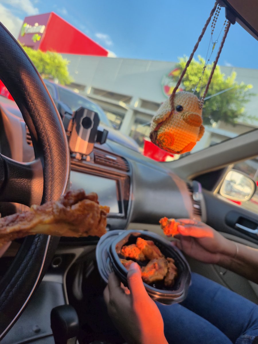 rebecaget's tweet photo. La vida es tan bonita si se agradece por cada pequeña cosa que nos sucede.

Hace un año comiendo alitas en el camión después de hacer nuestro primer super/ Un año después comiendo alitas en nuestro carro después de hacer compras solo por "gusto". https://t.co/s2pRM1myT3