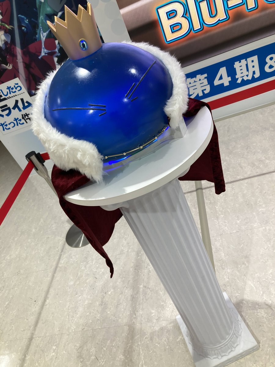 animatehonten's tweet photo. 【🌊商品情報🌊】
9/25発売　劇場版 転生したらスライムだった件 蒼海の涙編

本日より販売開始アニ‼
1Fと6Fにて商品は展開中なのですが...何と...特典が超盛沢山✨✨✨

【🎁アニメイト限定版特典🎁】
➀描きおろしイラスト使用アクリルスタンド2種セット
➁描きおろしイラスト使用缶バッジ2種セット
③描きおろしイラスト使用ミニフォト2種セット

【🎁アニメイト特典🎁】
・描きおろしイラスト使用A3布ポスター（絵柄：リムル、ユラ）
※特典は無くなり次第終了します。ご了承ください。
※（Blu-ray特装限定版）、（Blu-ray特装限定版）アニメイト限定セットのみ対象となります。

池袋本店の1Fにはリムル様も遊びに来てくれていますので、是非ご来店くださいませ‼
#転スラ #tensura