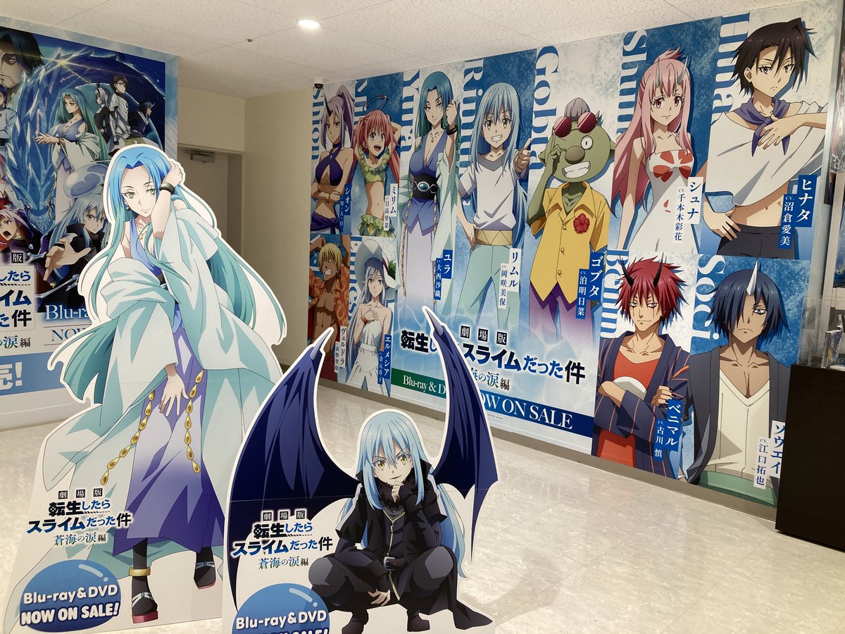 animatehonten's tweet photo. 【🌊商品情報🌊】
9/25発売　劇場版 転生したらスライムだった件 蒼海の涙編

本日より販売開始アニ‼
1Fと6Fにて商品は展開中なのですが...何と...特典が超盛沢山✨✨✨

【🎁アニメイト限定版特典🎁】
➀描きおろしイラスト使用アクリルスタンド2種セット
➁描きおろしイラスト使用缶バッジ2種セット
③描きおろしイラスト使用ミニフォト2種セット

【🎁アニメイト特典🎁】
・描きおろしイラスト使用A3布ポスター（絵柄：リムル、ユラ）
※特典は無くなり次第終了します。ご了承ください。
※（Blu-ray特装限定版）、（Blu-ray特装限定版）アニメイト限定セットのみ対象となります。

池袋本店の1Fにはリムル様も遊びに来てくれていますので、是非ご来店くださいませ‼
#転スラ #tensura