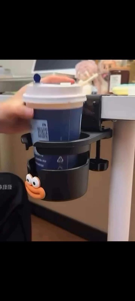 sintaawe's tweet photo. Nyesel banget baru tau alat ini sekarang 😭 Buat yang sering sembrono nyenggol gelas kopi di meja kerja sampai laptop hampir koid, ini bener-bener life savior! Tinggal jepit di pinggir meja, kopi aman tersimpan tanpa makan tempat. Meja jadi rapi, pikiran tenang 🤏✨ https://t.co/iHXxpqsUad
