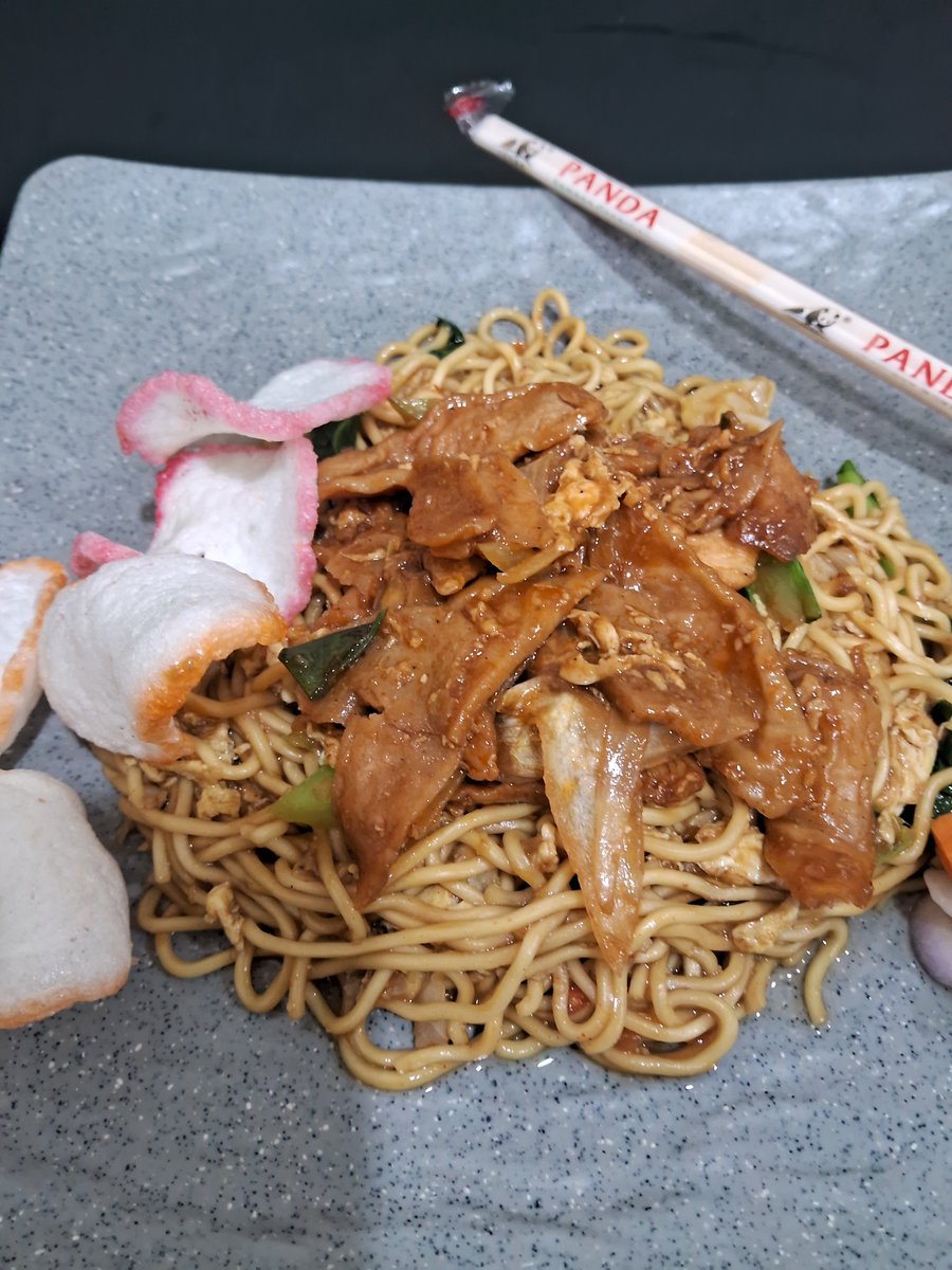 softspokenjz's tweet photo. Tengah mallam laper, kpngen mie tek-tek lngsung gass belii walaupun  mata masihh bengkakk karna habis nangis kesakitann... (sisa semalamm) https://t.co/u0oO4CMiwC