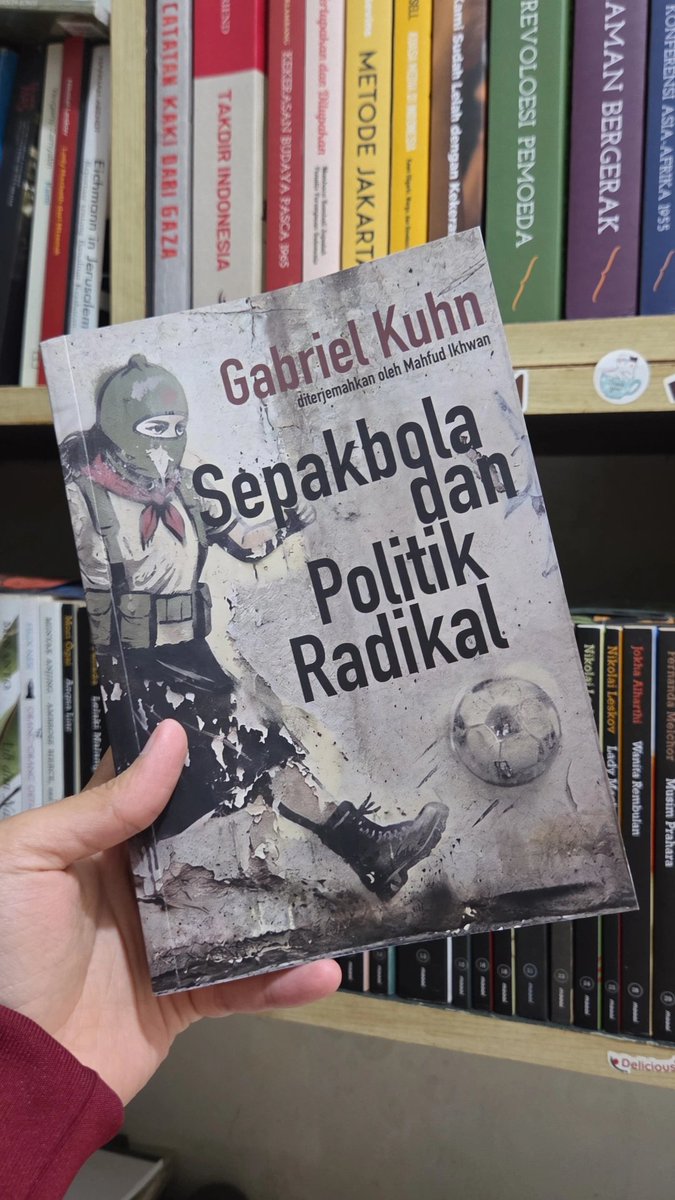 gugurboenga's tweet photo. Bisa dibilang, tiap suporter tidak menganut satu ideologi yg jelas. Di Indonesia, kita bisa melihat para suporter menyuarakan kemerdekaan Palestina, tetapi juga teriakan rasis, seksis. Sementara St. Pauli yg mengaku paling kiri, bungkam terhadap Genosida yg terjadi di Palestina. https://t.co/MktU9Mpiro