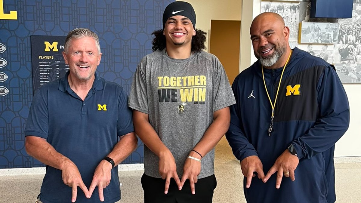 ethanmmcdowell's tweet photo. NEW: Elite Michigan legacy EDGE Asa Burch isn't going to prolong his decision-making process. 〽️

The latest on the nation's No. 38 recruit: https://t.co/6fpcJDrVwZ https://t.co/hSLlU57Qit