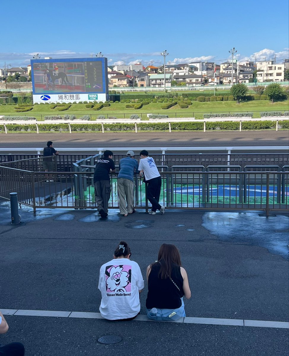 GTOSABO's tweet photo. 競馬って全く当たらないですよね。

座り込んで新聞で血眼分析してる嫁たちと、全員負けて切り上げたのにも関わらず、悔しすぎて居酒屋で残りレースについて仮想で賭けてる人たちの写真を供養します。 https://t.co/ALuffiiUWl