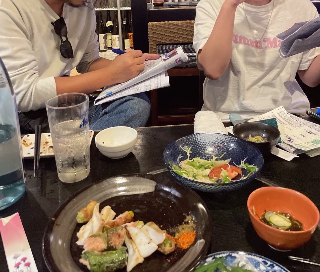 GTOSABO's tweet photo. 競馬って全く当たらないですよね。

座り込んで新聞で血眼分析してる嫁たちと、全員負けて切り上げたのにも関わらず、悔しすぎて居酒屋で残りレースについて仮想で賭けてる人たちの写真を供養します。 https://t.co/ALuffiiUWl