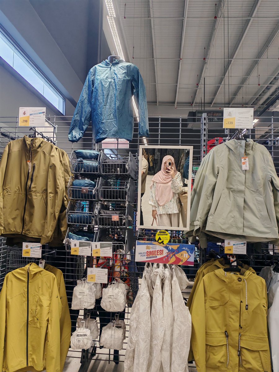 barkingplatty's tweet photo. 3 kali suda laki i bawa pigi decathlon ni bulan. Ikut jala sebab suda kena kasi beli tiket bigbang 🙂‍↕️ lop lakiku https://t.co/soCMIN1cPx