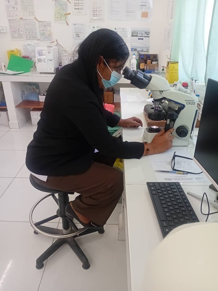 CubacooperaTloe's tweet photo. Irenia Hernández, licenciada en Laboratorio Clínico y miembro de la #BMCTL #HROecusse, constituye un pilar esencial en el diagnóstico clínico, contribuyendo con profesionalidad y compromiso a la atención de nuestros pacientes. #CubaCoopera #CubaPorLaSalud https://t.co/ws5K3pBbQF