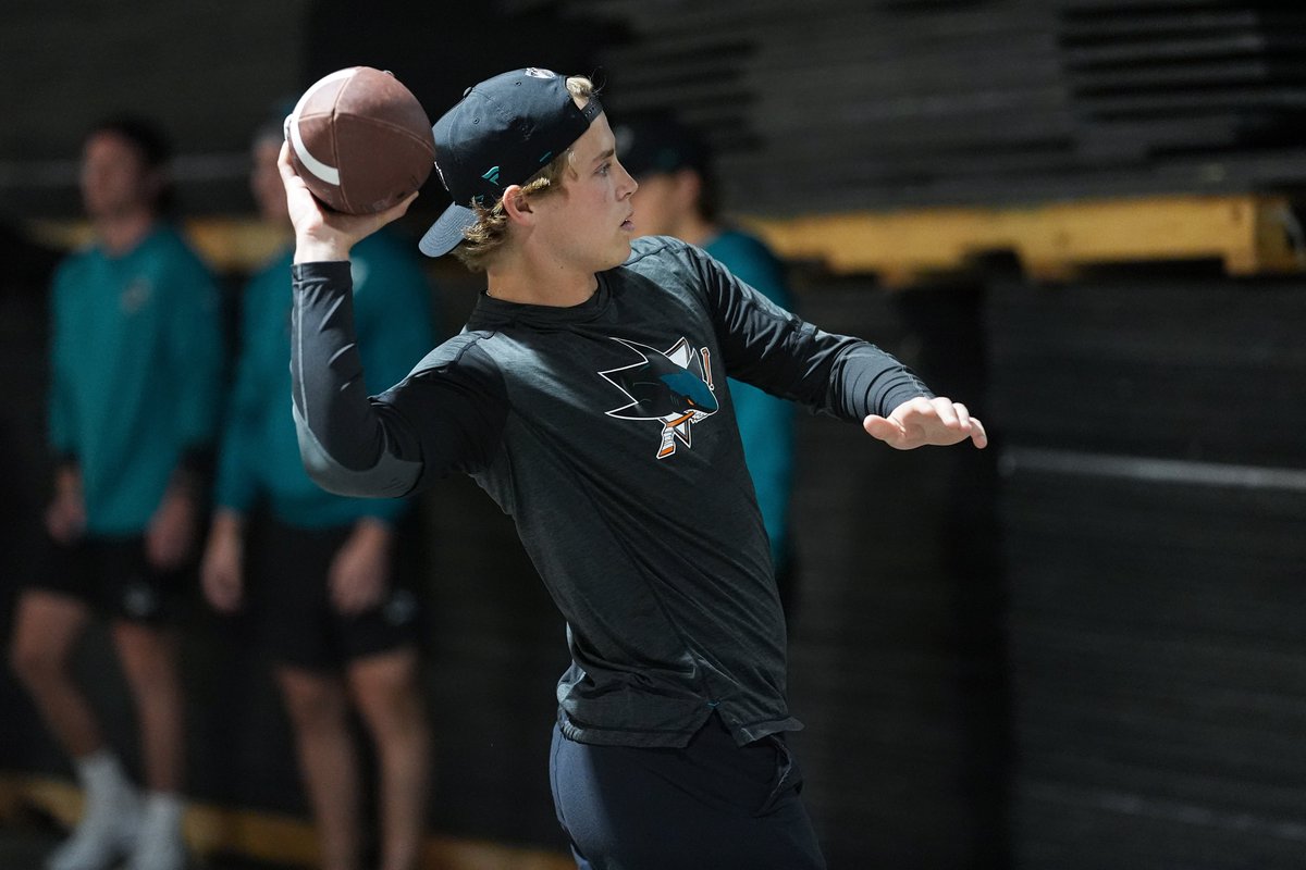 SanJoseSharks's tweet photo. ⚽️🏈 https://t.co/w5BugNGTtP
