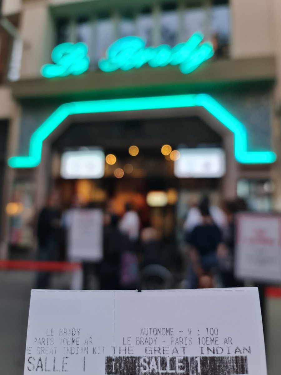 CeliaAtParis's tweet photo. 🇮🇳🎬🥥 Desi Kino #7 - The Great Indian Kitchen ദി ഗ്രേറ്റ് ഇന്ത്യൻ കിച്ചൺ de Jeo Baby ജിയോ ബേബി avec Hugo Ribadeau Dumas, cofondateur du festival Indie Talkies @cinemalebrady : la Jeanne Dielman du Kerala, sans la fin tragique du film franco-belge de Chantal Akerman, en 2x plus court en durée. La répétition, jusqu'à être frénétique des tâches ménagères rappelle aux Occidentaux que nous sommes ce cultissime film, sans les patates pelées 🥔 Un slow burn sincère sur la réalisation du poids arbitraire de naître femme & subir les inégalités/injonctions liées à ce genre, mettant en lumière le non épanouissement d'une femme face à ses aspirations personnelles. De l'empathie masculine contre cette injustice sociale, allant jusqu'à l'intime : les hommes ne rechignent pas à violer leur femme, mais les stigmatisant violemment en impures dès que leurs règles reviennent. Les mecs : vous sortez TOUS d'un con sanglant ! De même, il ne s'agit pas d'être un brûlot misandre : des femmes défendent le conservatisme & perpétuent un cercle vicieux de soumission. On est tout•e•s responsables du respect qu'on s'inspire les un•e•s envers les autres, et ce film est un beau plaidoyer à cette éducation universelle.

📍39 Boulevard de Strasbourg
🎶 ഹരിത ബാലകൃഷ്ണൻ & സുലേഖ കപ്പാടൻ - "ഒരു കുടം" : https://t.co/hj5dxLugEH

#cinéma #Inde #drame #Mollywood #société #famille #conjugalité #domesticité #tradition #patriarcat #misogynie #esclavage #exploitation #routine #pénibilité #sexualité #spiritualité #impureté #femme #féminisme #നിമിഷസജയൻ #സുരാജ്വെഞ്ഞാറമൂട് #Paris #Xè