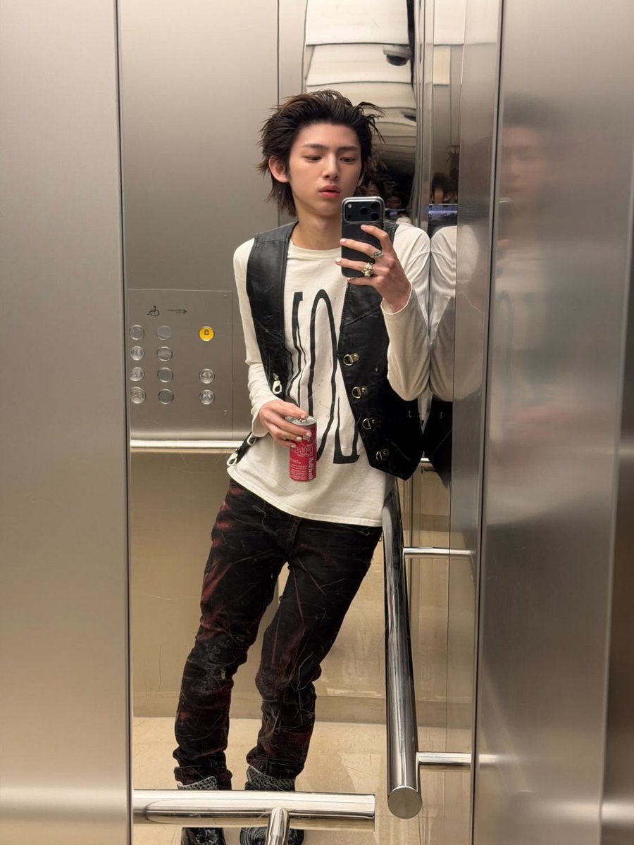 jjucider's tweet photo. love his elevator selfies https://t.co/ET5jkQMmoe