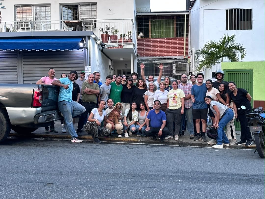 JesusGonzalezS's tweet photo. Amigos sé que las noticias están muy movidas, pero paso a recordarles que seguimos teniendo activo nuestro pequeño centro de acopio para ayudar a los afectados del doble terremoto del estado Vargas. Vamos cada semana

2da avenida de Sta Eduvigis con 4ta

No los abandonemos https://t.co/MhiQx4vxGJ