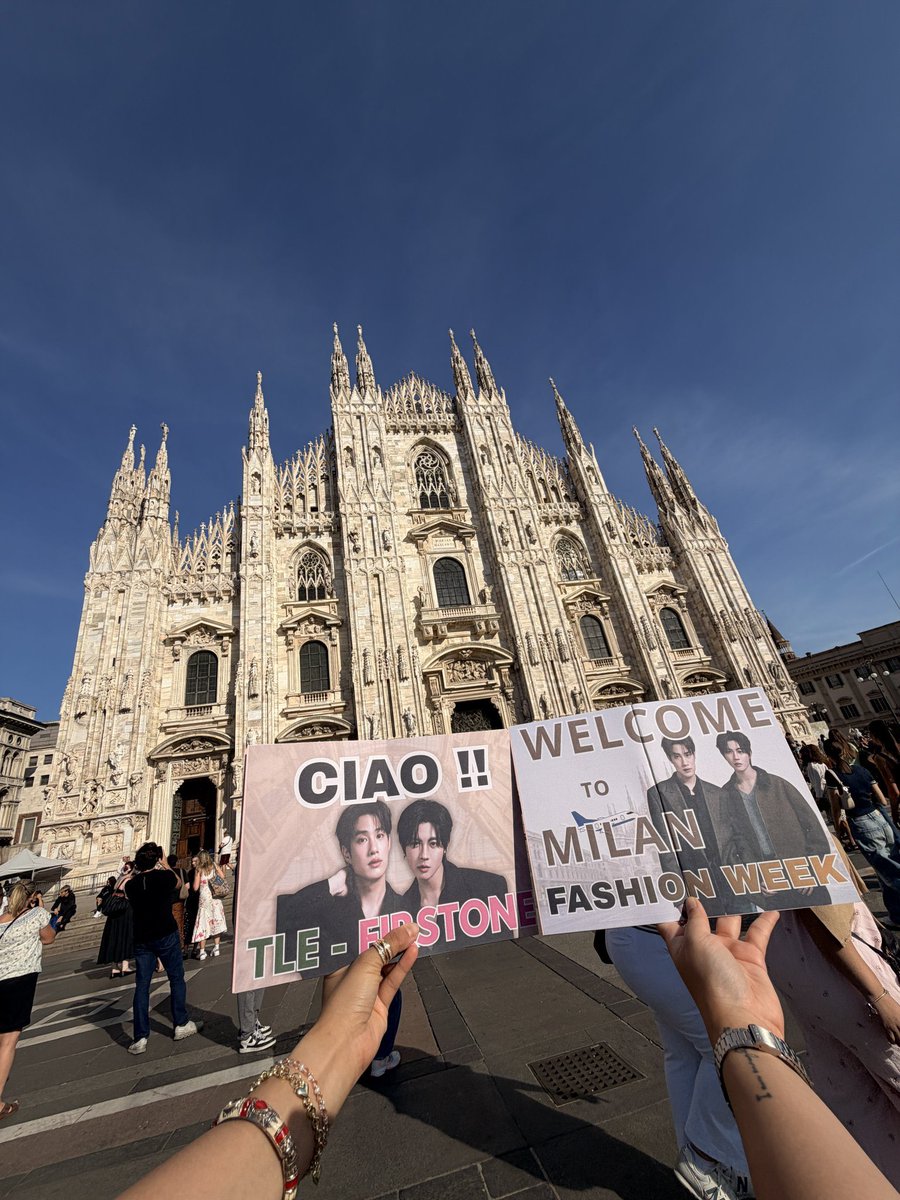 TFO_Project's tweet photo. Milano si veste di moda e TleFirstone è pronto a lasciarsi conquistare dall’universo audace di Moschino.

@Moschino
@TLE_mtm @firstone_wnk

#MOSCHINO
#MFW #MilanFashionWeek
#Firstone #TleFirstone
#TLE_mtm

For international fans who would like a cheering sign, you can pick one up here! 

อาเจ็กขอบคุณ :  @wrn_secret  @icebbygyal  @moondaytfo @zoesoe38 ที่พาป้ายฟลิบข้ามน้ำข้ามข้ามทวีปไปถึงมิลาน

และชาวโรงพิมพ์ : @nunuun_1727  @Babambookp @AtpOffgun ที่ประดิษฐ์ป้ายตัวแทนเสียงเชียร์ของทุกคนด้วยค่ะ