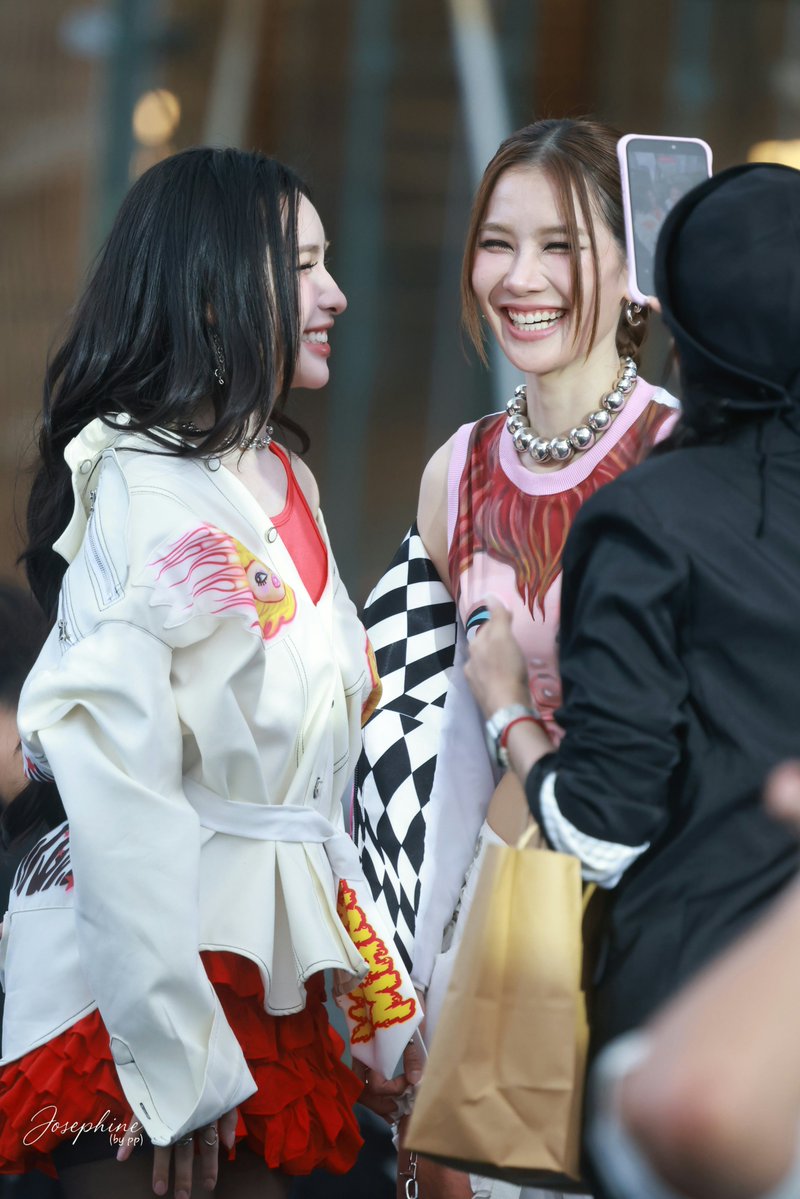 Josephine_sky18's tweet photo. Love is love.🩵🤍 I see love in the way they look at each other.🫶☺️

P.S.: For me, love includes telling the truth / being honest in a good will although you know it hurt a little.🫂

ANDALOOKKAEW ELLE PRESS
#ELLEFashionWeek2026xADLK
#andaanunta
#lookkaewkamollak
#andalookkaew https://t.co/kXvND3cI6R