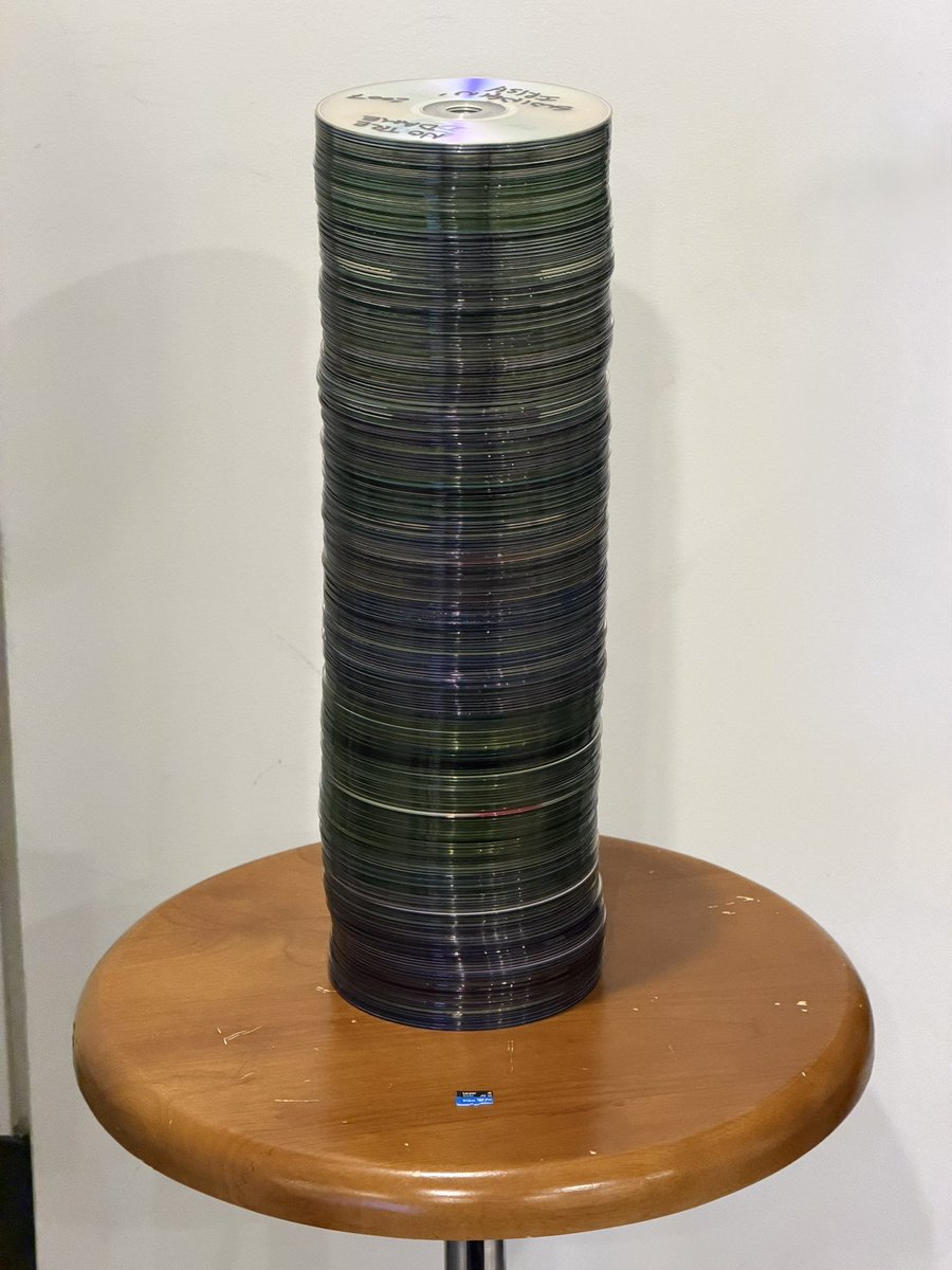 psobot's tweet photo. I love technological progress sometimes.

This stack of CDs and DVDs from my childhood is 253 discs tall and stores almost 500GB of data.

The microSD card in front of the stack holds all that and more in 26,000x less volume and 15,000x less mass. https://t.co/J3wZUJPIGx