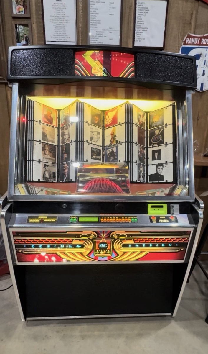 gigem91's tweet photo. @RichOToole Same! So much, I bought the same jukebox! https://t.co/hAOiApqlxz