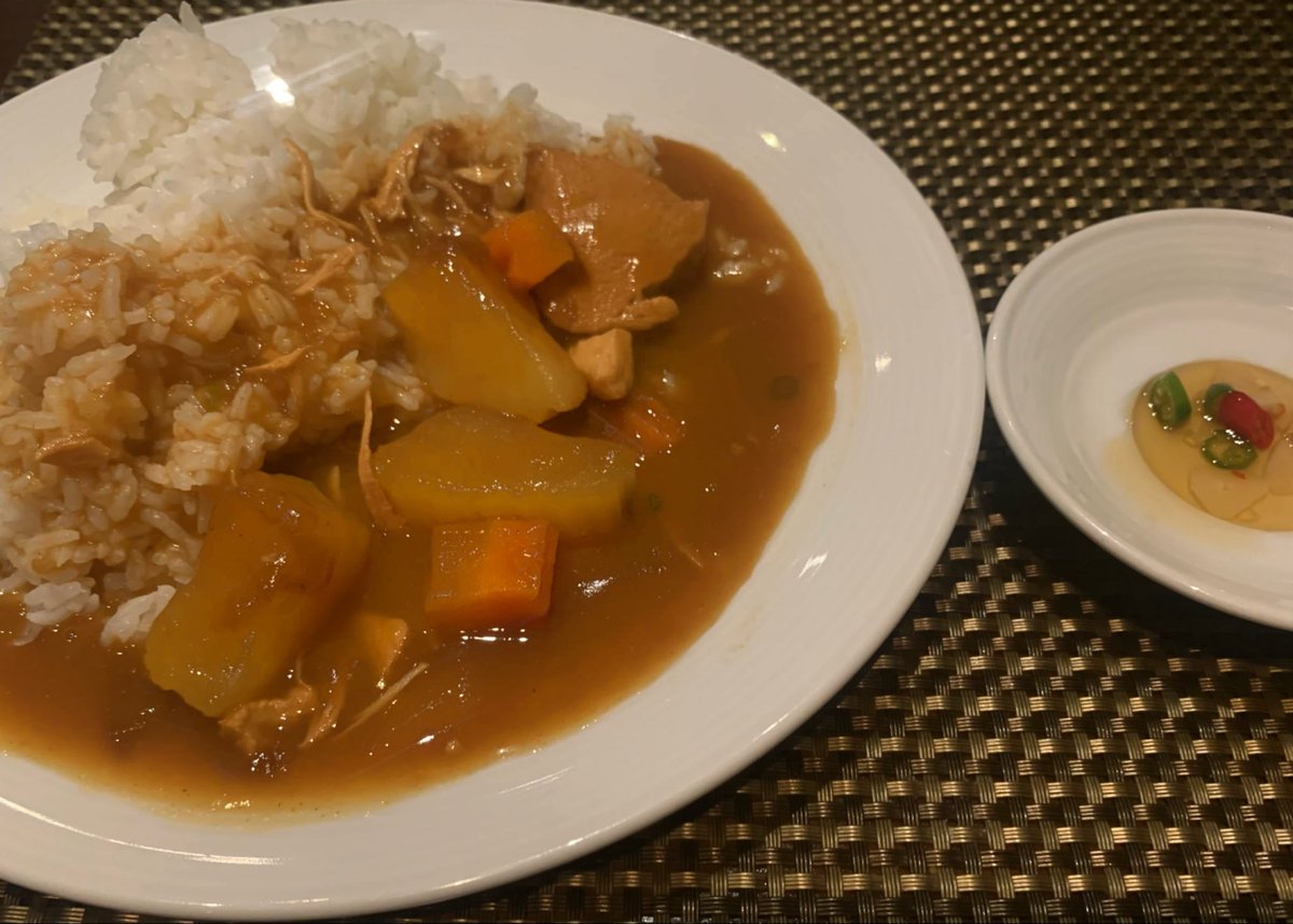 PacinoHiro's tweet photo. 雨降りの金曜日☂️
朝カレー🍛🇹🇭 https://t.co/ay7a0qYbSN