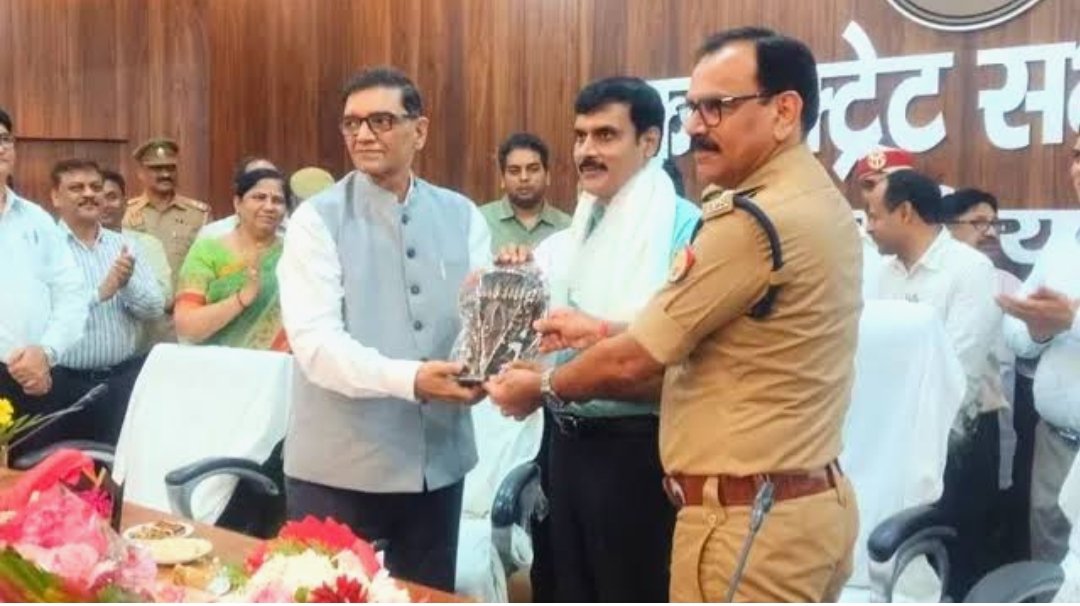 AhteshamFIN's tweet photo. #IAS मंगला प्रसाद सिंह पूर्व DM बलिया ने अपनी जिम्मेदारी नये जिलाधिकारी #IAS ज्ञानेंद्र सिंह को सौपी...वहीं मौजूदा नये DM ज्ञानेंद्र सिंह ने पूर्व DM का शानदार विदाई समारोह किया !! लेकिन अब इस तरह की तस्वीर बेहद कम देखने को मिलती इससे पहले लखनऊ औऱ बाराबंकी #DM ने इस तरह की परम्परा को निभाया था..