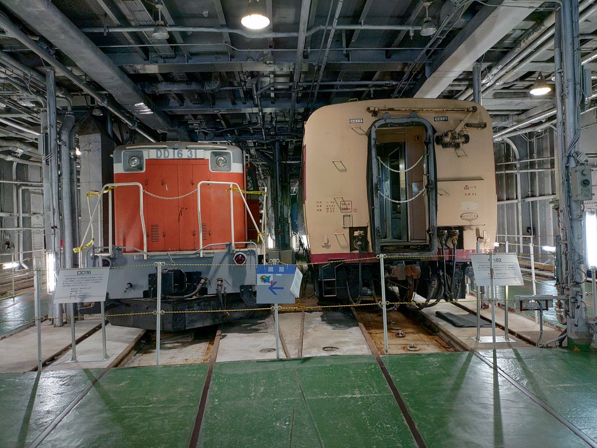 Ryu_Revival's tweet photo. 青森の『鉄』な思い出
青函連絡船の可動橋と船内の車両甲板。当時運んでた貨車のが雰囲気出るのになぁ…
#青函連絡船
#八甲田丸
#ヨ6000
#キハ80
#DD16 https://t.co/b2rlrC5zsJ