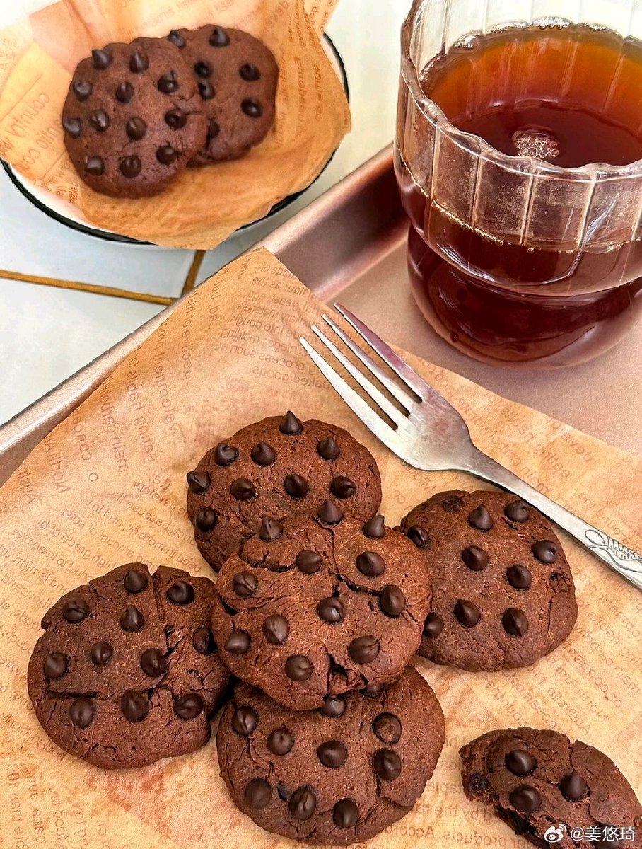PatrickInduddi's tweet photo. Quiet Sunday with my favorite people: baking chocolate chip cookies, laughing at burnt edges, and saving the last cookie for our fluffy cat. Home is the best kind of warmth. https://t.co/zyS3JAbff8