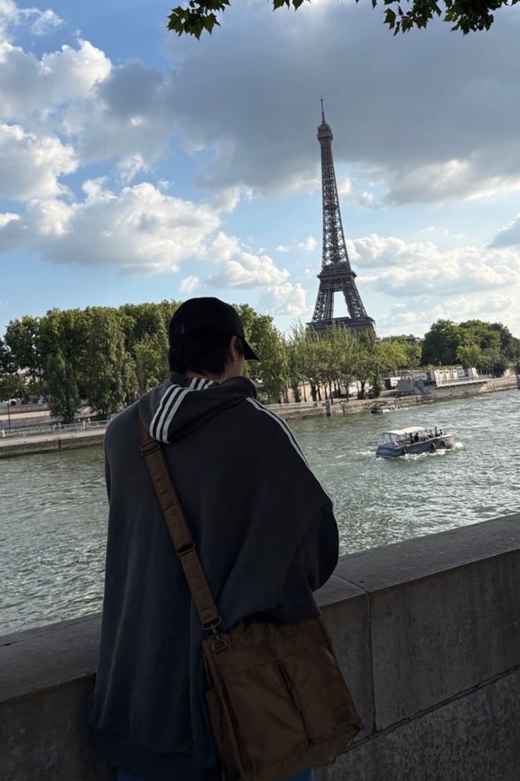 Vick56957840's tweet photo. Duas almas perturbadas passaram pela mesma torre.
#SSD #SKZDAY #StrayKids #HANJISUNG #한지성 #SKZinParis #Paris #EiffelTower https://t.co/OXMaw7kLXy
