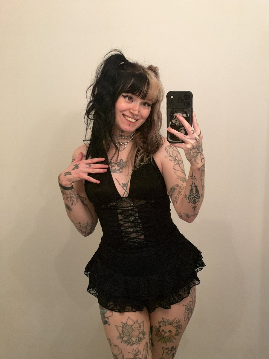AbolishEGirls's tweet photo. New outfit for Tcon? Possibly? https://t.co/sSumZiauiW