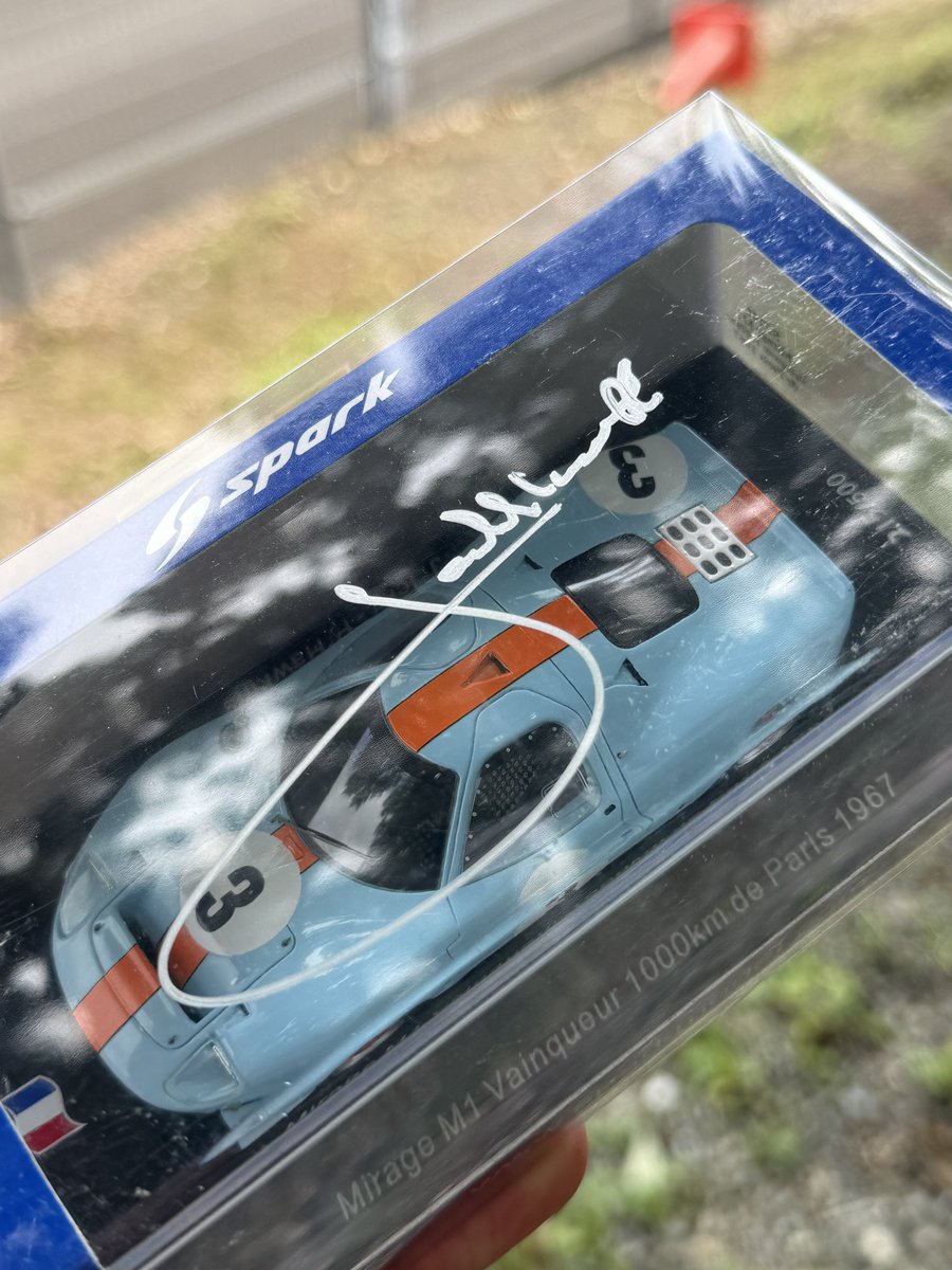 Lebarg_39's tweet photo. すべてのモデルカーのチームメイトと年を答えながらサインしてくれた。本当に嬉しい！ https://t.co/Mj9nR3DCf5