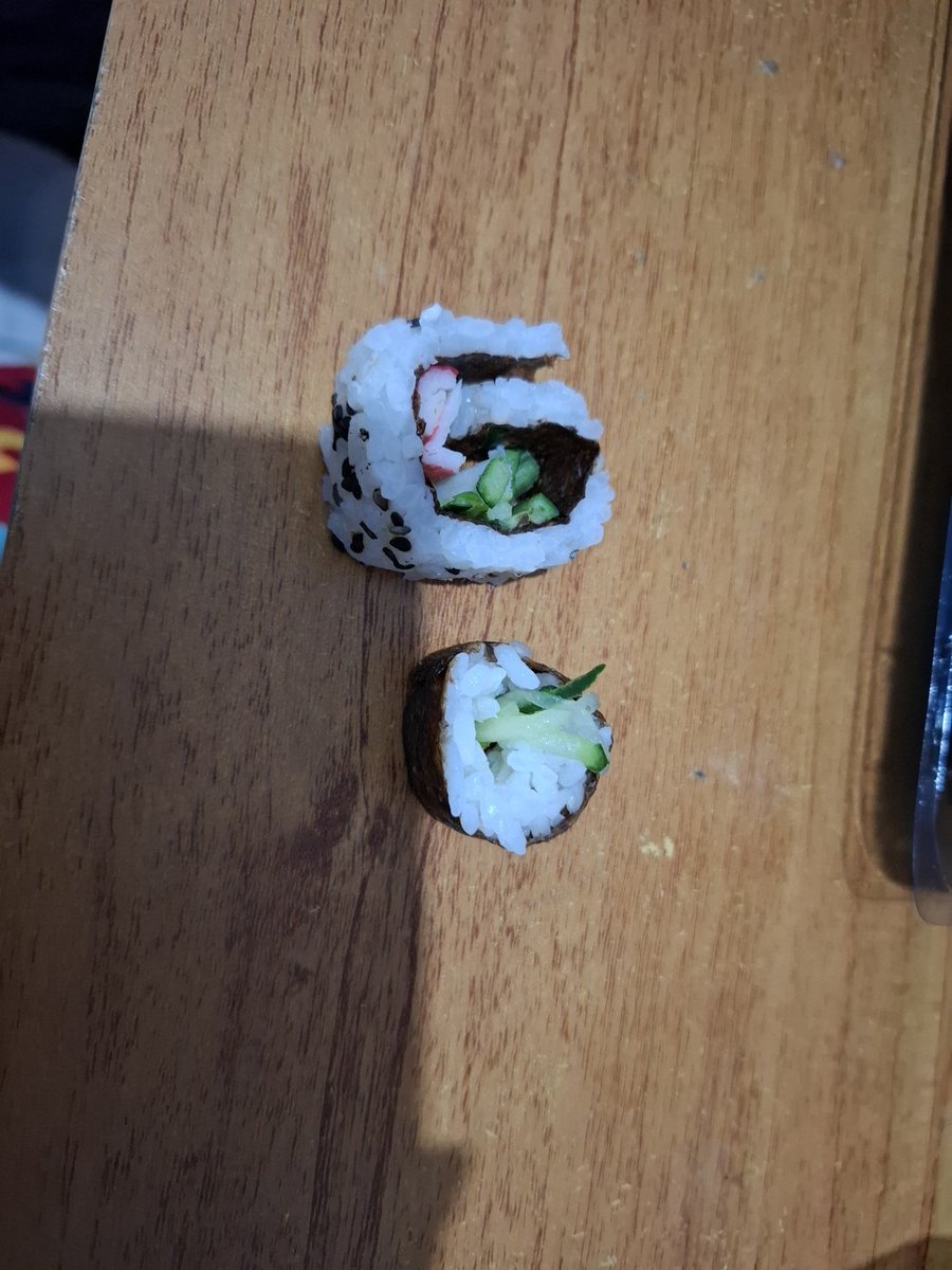 aNahhRss's tweet photo. Sobre experiências horríveis em #Sorocaba com sushi, fui experimentar para conhecer e me venderam sushi mal feito com arroz cru, fecha esse buraco logo, e ainda falam que fizeram no "padrão da loja" https://t.co/8dAPvgeB66