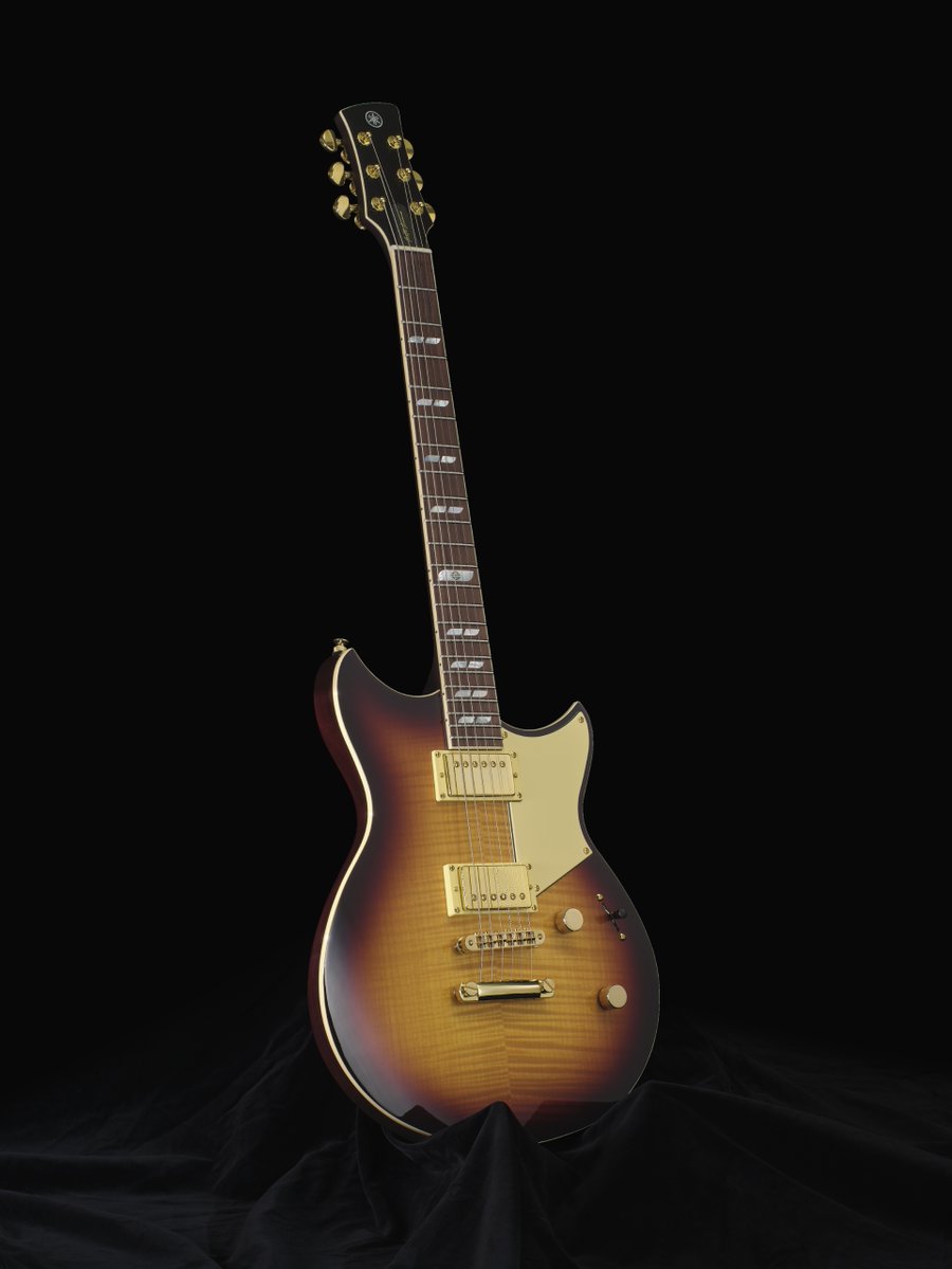 yamahaguitar_jp's tweet photo. 【新製品】『RS20MM』
マッテオ・マンクーゾ シグネチャー #REVSTAR
希望小売価格: 264,000 円(税込)

独創的なフィンガースタイルと卓越した演奏技術で世界的な注目を集めるギタリスト、マッテオ・マンクーゾとの共同開発によるシグネチャーモデルを発売します。
 
 ▶️豊かなサステインとレスポンス
DiMarzio PAF 36th Anniversaryピックアップを採用。
繊細なフィンガーピッキングから力強いアタックまで、プレーヤーのタッチを忠実に音に反映し、マッテオ氏が求めるレスポンスを実現しています。

▶️幅広い音楽表現に応えるサウンドバリエーション
トーンノブには、サウンドキャラクターを切り替える当社独自のフォーカススイッチを搭載しました。スイッチをオンにすることで高音域を抑えながら中低域を強調し、より力強く存在感のあるトーンを実現します。さらに、5ポジションセレクターと組み合わせることで、多彩なサウンドメイクが可能です。ポジション2と4では、2基のピックアップから出力される音にわずかな位相差を加える独自回路により、音量を損なうことなく、ハーフトーンのような個性的なサウンドを生み出します。

▶️特別なデザイン
マッテオ氏が長年愛用してきたカスタムREVSTARのデザインを受け継ぐ特別なデザインを随所に採用。
エレガントで存在感のある外観や、サイン入りトラスロッドカバー・12フレットの専用ロゴなど、マッテオモデルのみの特別なデザインを施しました。
 
製品詳細はこちら🔽
https://t.co/wtqNwNvT5g

#マッテオマンクーゾ
#MatteoMancuso