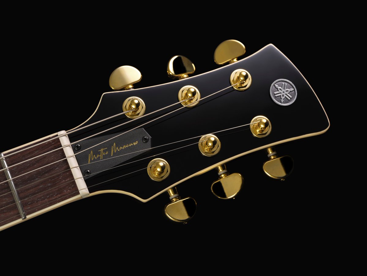 yamahaguitar_jp's tweet photo. 【新製品】『RS20MM』
マッテオ・マンクーゾ シグネチャー #REVSTAR
希望小売価格: 264,000 円(税込)

独創的なフィンガースタイルと卓越した演奏技術で世界的な注目を集めるギタリスト、マッテオ・マンクーゾとの共同開発によるシグネチャーモデルを発売します。
 
 ▶️豊かなサステインとレスポンス
DiMarzio PAF 36th Anniversaryピックアップを採用。
繊細なフィンガーピッキングから力強いアタックまで、プレーヤーのタッチを忠実に音に反映し、マッテオ氏が求めるレスポンスを実現しています。

▶️幅広い音楽表現に応えるサウンドバリエーション
トーンノブには、サウンドキャラクターを切り替える当社独自のフォーカススイッチを搭載しました。スイッチをオンにすることで高音域を抑えながら中低域を強調し、より力強く存在感のあるトーンを実現します。さらに、5ポジションセレクターと組み合わせることで、多彩なサウンドメイクが可能です。ポジション2と4では、2基のピックアップから出力される音にわずかな位相差を加える独自回路により、音量を損なうことなく、ハーフトーンのような個性的なサウンドを生み出します。

▶️特別なデザイン
マッテオ氏が長年愛用してきたカスタムREVSTARのデザインを受け継ぐ特別なデザインを随所に採用。
エレガントで存在感のある外観や、サイン入りトラスロッドカバー・12フレットの専用ロゴなど、マッテオモデルのみの特別なデザインを施しました。
 
製品詳細はこちら🔽
https://t.co/wtqNwNvT5g

#マッテオマンクーゾ
#MatteoMancuso