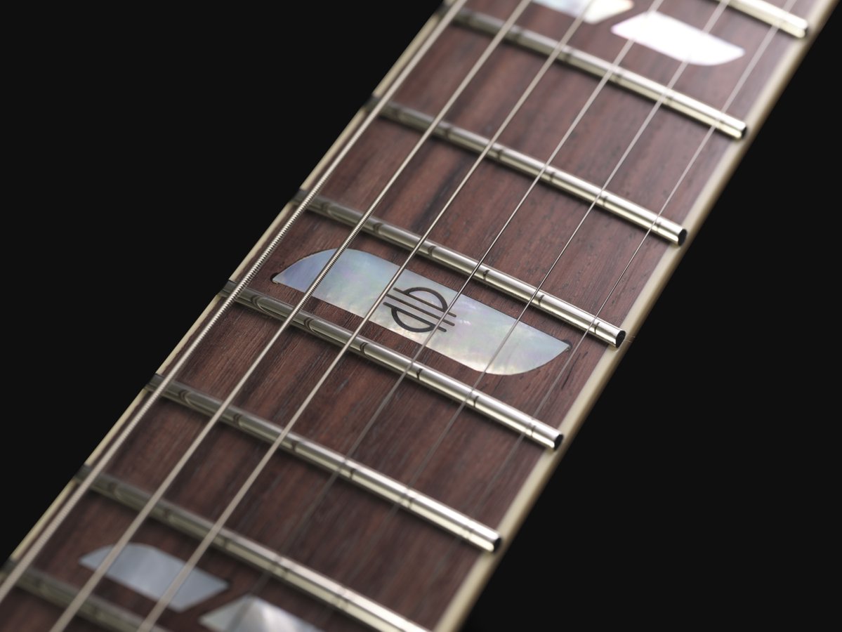 yamahaguitar_jp's tweet photo. 【新製品】『RS20MM』
マッテオ・マンクーゾ シグネチャー #REVSTAR
希望小売価格: 264,000 円(税込)

独創的なフィンガースタイルと卓越した演奏技術で世界的な注目を集めるギタリスト、マッテオ・マンクーゾとの共同開発によるシグネチャーモデルを発売します。
 
 ▶️豊かなサステインとレスポンス
DiMarzio PAF 36th Anniversaryピックアップを採用。
繊細なフィンガーピッキングから力強いアタックまで、プレーヤーのタッチを忠実に音に反映し、マッテオ氏が求めるレスポンスを実現しています。

▶️幅広い音楽表現に応えるサウンドバリエーション
トーンノブには、サウンドキャラクターを切り替える当社独自のフォーカススイッチを搭載しました。スイッチをオンにすることで高音域を抑えながら中低域を強調し、より力強く存在感のあるトーンを実現します。さらに、5ポジションセレクターと組み合わせることで、多彩なサウンドメイクが可能です。ポジション2と4では、2基のピックアップから出力される音にわずかな位相差を加える独自回路により、音量を損なうことなく、ハーフトーンのような個性的なサウンドを生み出します。

▶️特別なデザイン
マッテオ氏が長年愛用してきたカスタムREVSTARのデザインを受け継ぐ特別なデザインを随所に採用。
エレガントで存在感のある外観や、サイン入りトラスロッドカバー・12フレットの専用ロゴなど、マッテオモデルのみの特別なデザインを施しました。
 
製品詳細はこちら🔽
https://t.co/wtqNwNvT5g

#マッテオマンクーゾ
#MatteoMancuso