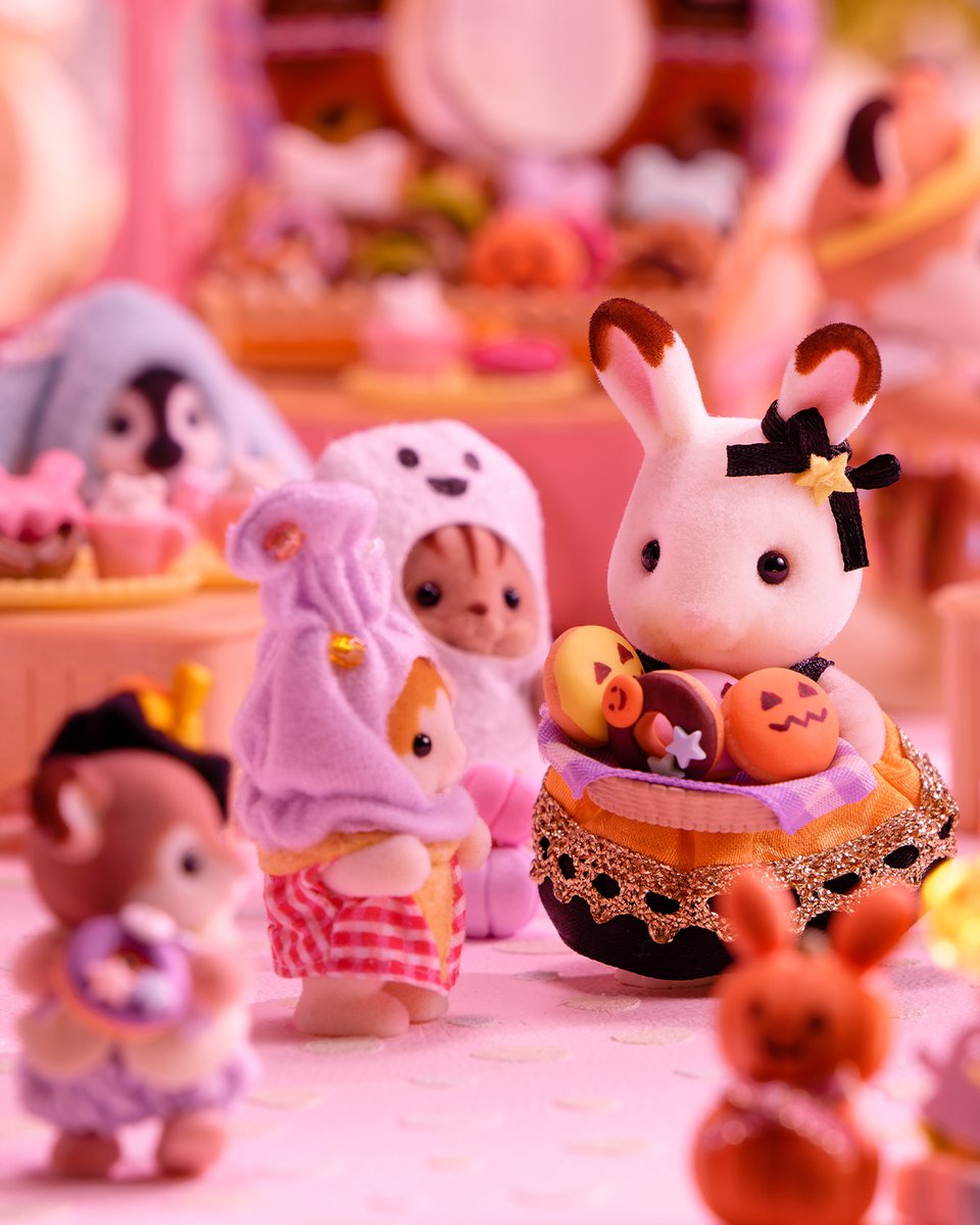 SylvanianJP's tweet photo. 「どれがいい？」
「え～とねぇ…」

ドーナツを配っているショコラウサギのフレア🍩

どれもおいしそうで迷ってしまいますね♪

#シルバニアファミリー #シルバニア
#ハロウィン #halloween #trickortreat 
#ドーナツ #シルバニア赤ちゃん https://t.co/13LwBJCIr2