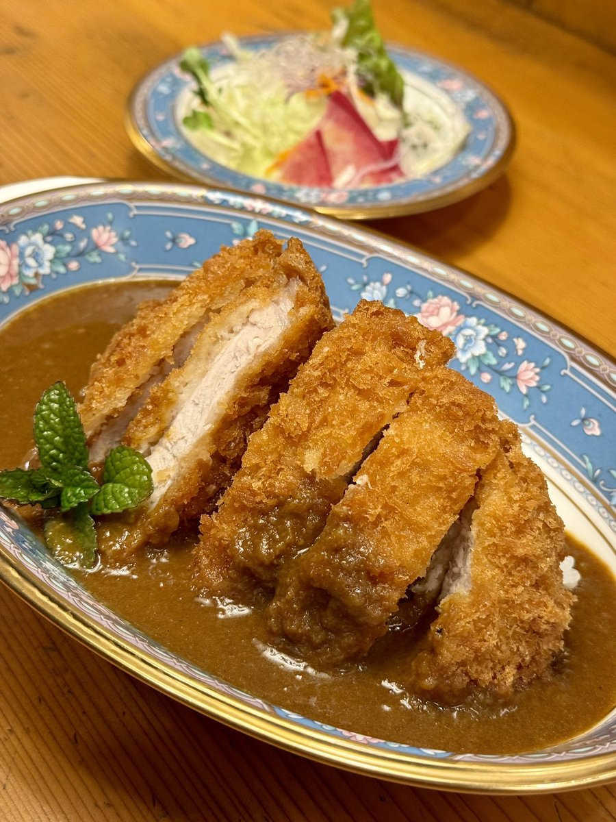 sunmorinaga's tweet photo. 豚カツのお肉には旨味たっぷりの三元豚を200g使用👨‍🍳

サンモリナガの人気メニュー、カツカレーです🍛

深みのある味わいの一皿✨

ランチや夕食にいかがですか🥄

詳しい店舗情報はプロフィールのリンクからご覧いただけます🌿

https://t.co/Q1kCPmJLa1 https://t.co/SGR1SvtuhI