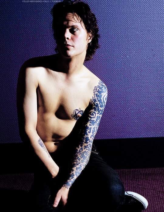 lonesomeVenus_'s tweet photo. A shirtless Ville Valo appreciation post https://t.co/zmMhl2Laxv