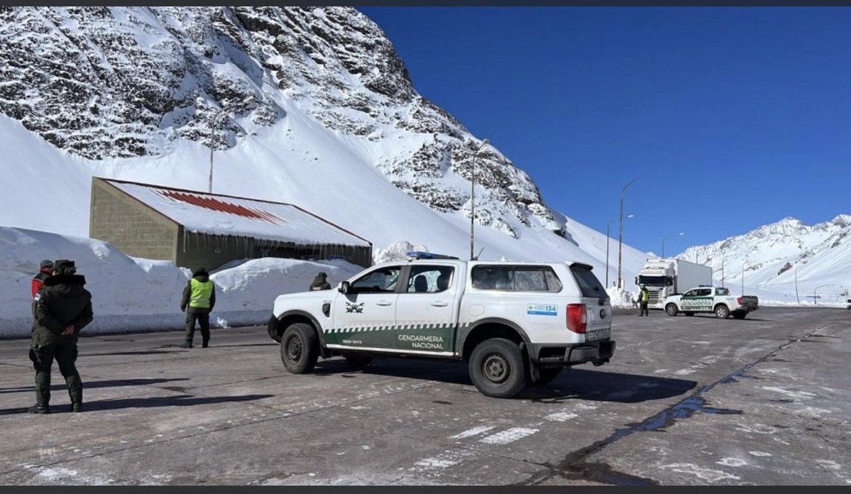 jpevlogistics's tweet photo. Atención ⚠️ El Paso Internacional Cristo Redentor continúa cerrado debido a las condiciones climáticas y la acumulación de nieve en alta cordillera.
Recordá que rige el horario de invierno y las barreras permanecen bajas en Uspallata y Guardia Vieja.
Evitá demoras y consultá fuentes oficiales antes de viajar. 🏔️🚛🇦🇷🇨🇱 #CristoRedentor #PasoInternacional #JPEVLogistics