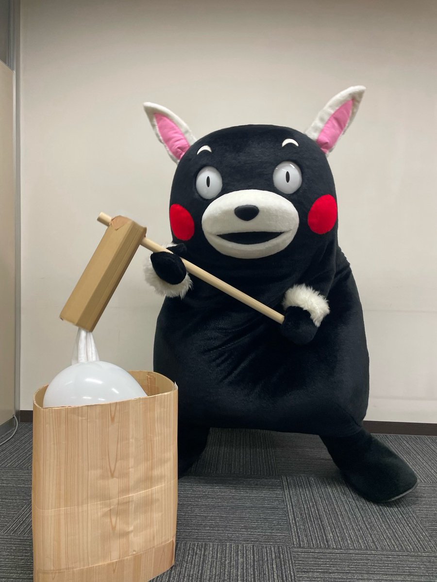 55_kumamon's tweet photo. ぺったんぺったん・・・きれいなまん丸お月さまは見えたかモン？おやくま～☆ https://t.co/7OOvIN2ah1