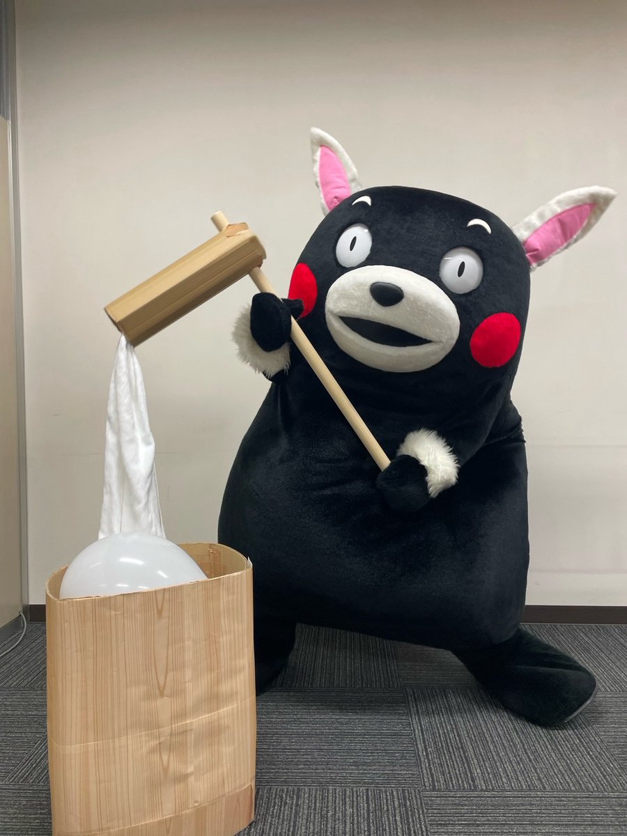 55_kumamon's tweet photo. ぺったんぺったん・・・きれいなまん丸お月さまは見えたかモン？おやくま～☆ https://t.co/7OOvIN2ah1