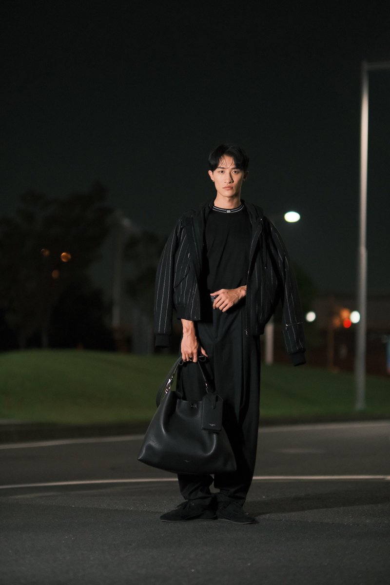 GQJAPAN's tweet photo. #岩本照 が、ジャパンアンバサダーを務めるドルチェ＆ガッバーナの2027 春夏 コレクションに参加するため、新作ウェアとショルダーバッグを着用し空港に登場。

#dolcegabbana #ドルチェガッバーナ #DGxHIKARU #DGSS27

©DOLCE&amp;GABBANA https://t.co/cmxP0JAcWE