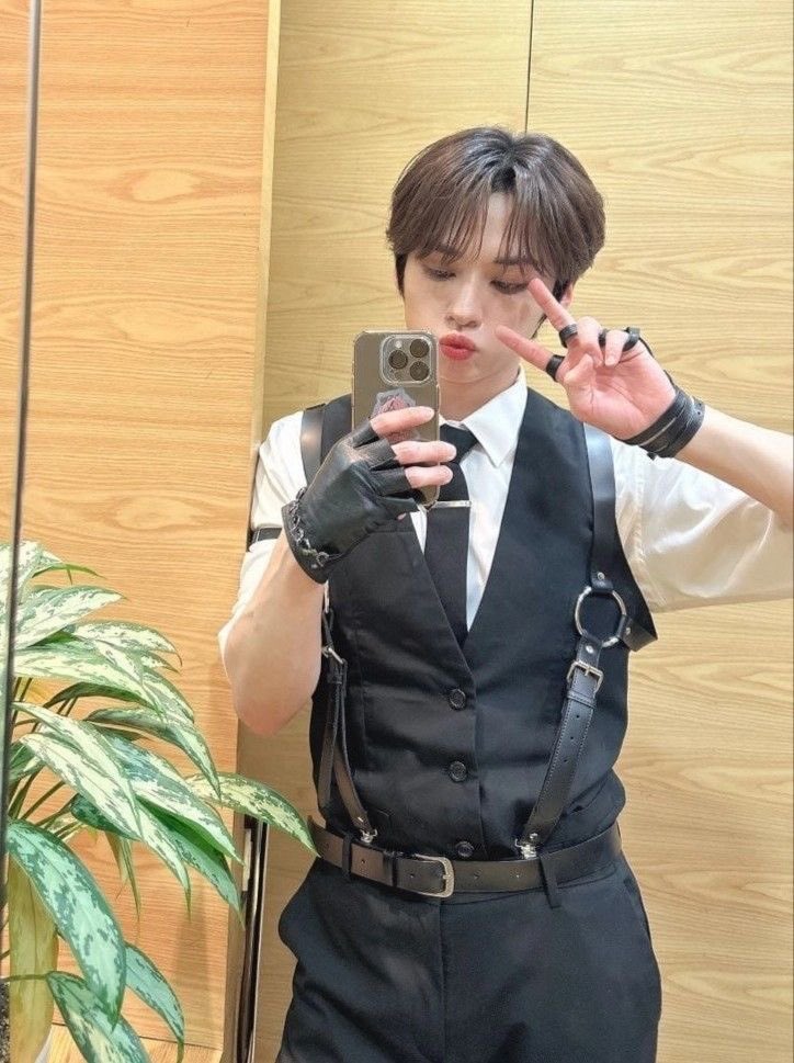 satellitehyun's tweet photo. mirrorr selfieee con mi bebito<3
#sssd #stayselcaday #straykids #leeknow https://t.co/ikPvwdsTc4