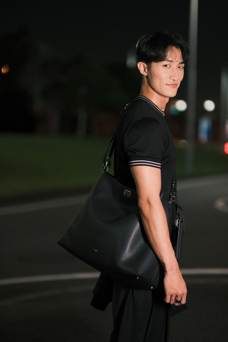 GQJAPAN's tweet photo. #岩本照 が、ジャパンアンバサダーを務めるドルチェ＆ガッバーナの2027 春夏 コレクションに参加するため、新作ウェアとショルダーバッグを着用し空港に登場。

#dolcegabbana #ドルチェガッバーナ #DGxHIKARU #DGSS27

©DOLCE&amp;GABBANA https://t.co/cmxP0JAcWE