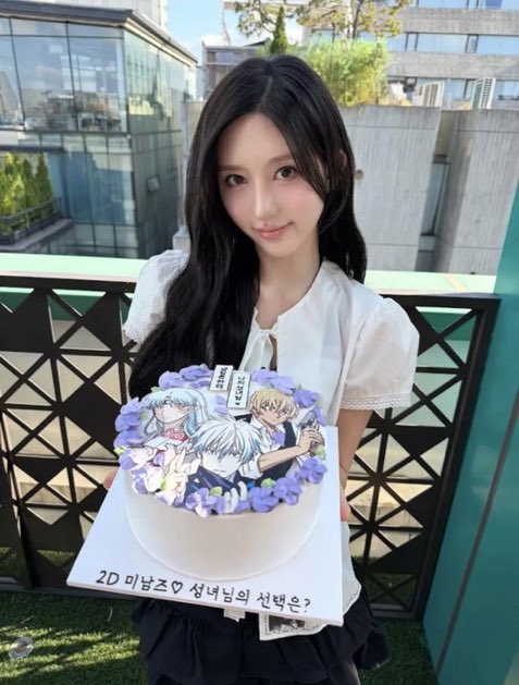 DetcoCrave's tweet photo. For her birthday, Gaeul of IVE got a cake with Rei Furuya on it. https://t.co/w4zwRxXpG7