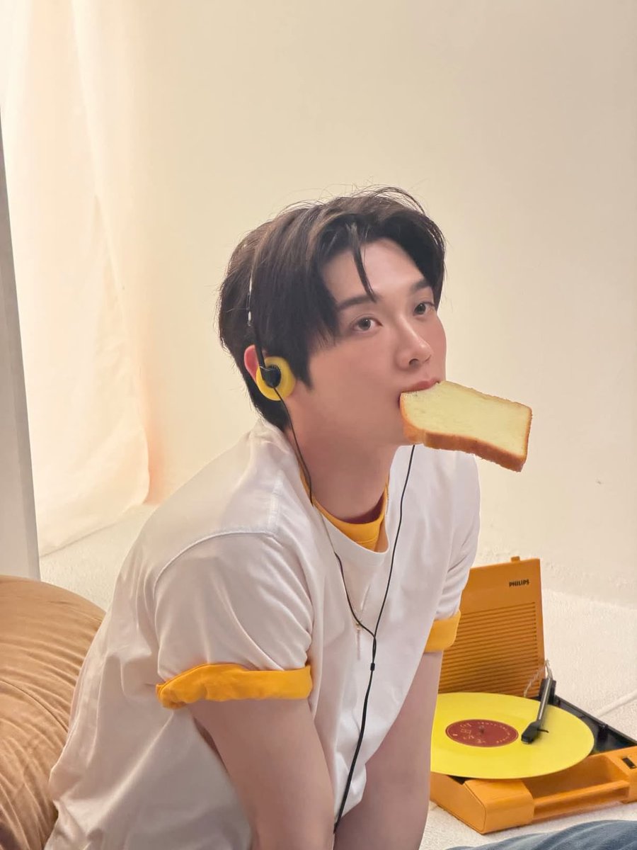 Phanphanfej5's tweet photo. “Em muốn trở thành một người mà chẳng cần bất kỳ lý do đặc biệt nào, chỉ cần nhìn thấy thôi cũng đủ khiến người khác cảm thấy vui, rồi bất giác muốn nhìn thêm một lần nữa.” 

#KimYoonSik #김윤식 #金允植 https://t.co/4ecsLE2iVX