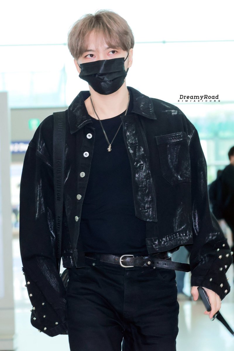 queen_never_cry's tweet photo. The way this looks more like a stage outfit than his actual stage outfits 😭 https://t.co/6XeJuZj8mb